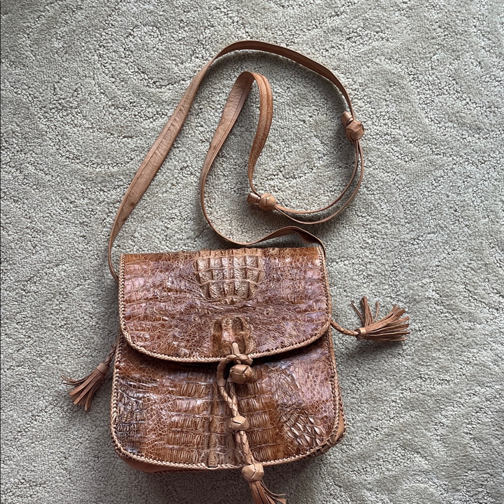 Elegant Tan Leather Crossbody Bag